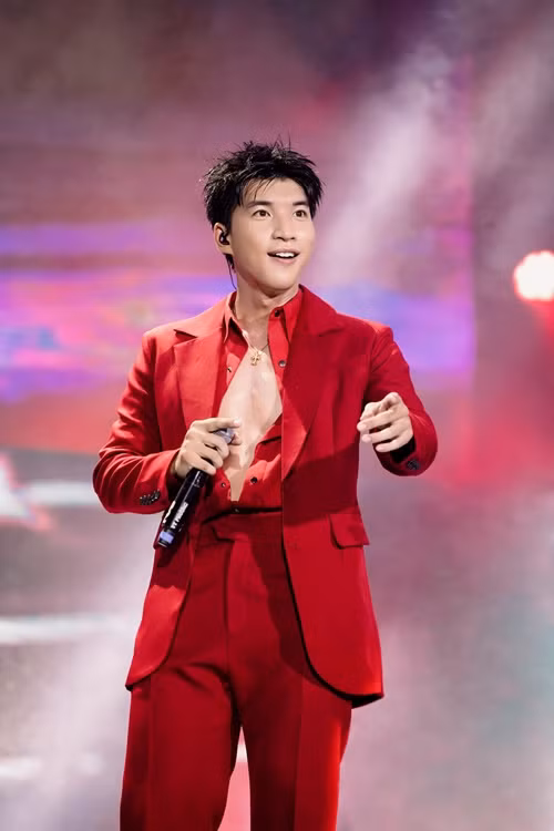 HIEUTHUHAI tên thật là Trần Minh Hiếu. Năm 2020, tham gia King of rap, anh dừng chân ở top 8 và giành giải Thí sinh được yêu thích nhất. Ảnh: FBNV.