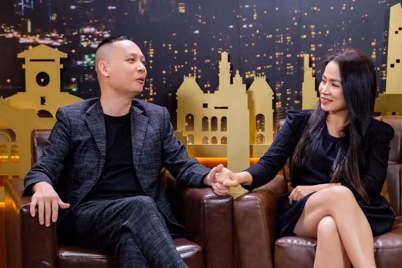 Mới đây, nhạc sĩ Nguyễn Hải Phong và bà xã Bảo Ly tham gia chương trình The Khang show. Cặp đôi chia sẻ, cả hai quen nhau khi học chung lớp ở trường Đại học Sài Gòn. Ảnh: FBNV.