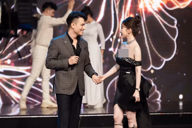Phía Việt Anh bày tỏ: “Tôi và Quỳnh Nga đã trả lời nhiều lần về vấn đề này rồi. Tôi nghĩ nên để mọi người tự hiểu thì hơn. Có lẽ do bọn tôi cùng chơi chung nhóm bạn thân, đi đâu làm gì đều không thiếu một ai nên dễ bị mọi người hiểu như vậy”. Ảnh: FBNV.
