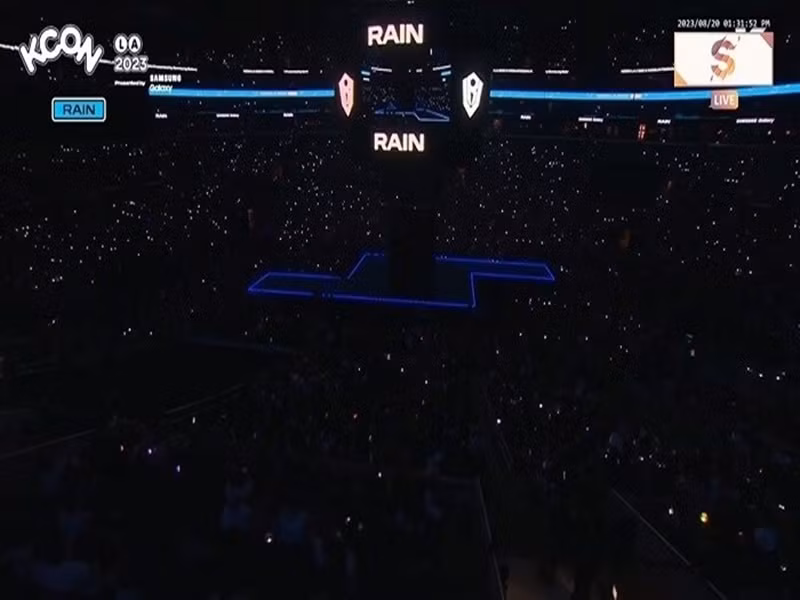 Mới đây, trình diễn ở một sự kiện tại Mỹ, Bi Rain không nhận được sự cổ vũ của khán giả. Nhiều khán giả tắt lightstick, giữ im lặng trước tiết mục của nam ca sĩ. Ảnh: Người Đưa Tin.
