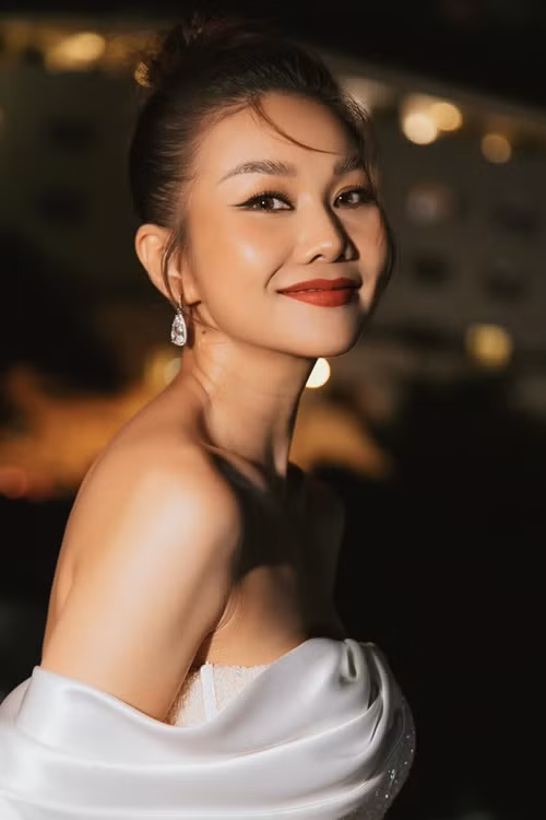 Trong cuộc phỏng vấn với Cảnh sát toàn cầu năm 2015, khi được hỏi về tin đồn yêu người có vợ, Thanh Hằng cho hay: "Nếu người ta đang có vợ, họ sẽ không đi yêu đương lăng nhăng như thế. Còn tôi cũng không lựa chọn một tình yêu mà mình phải đấu tranh và chia sẻ với bất cứ ai”. Ảnh: FBNV.