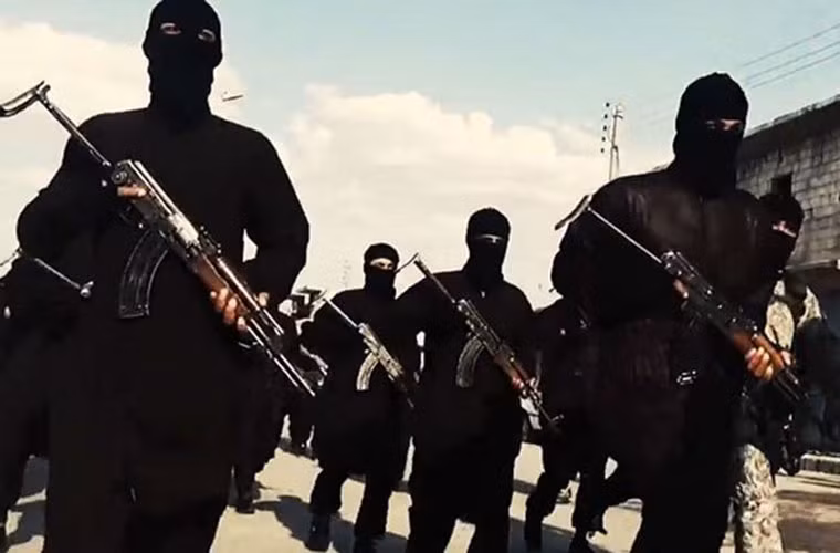 Nguồn tin cho biết, phiến quân IS đang đề nghị Quân đội Syria mở hành lang thoát hiểm an toàn cho chúng tới Al-Mayadeen ở Deir Ezzor, đổi lại, nhóm khủng bố này sẽ trả tự do cho những dân thường mà chúng bắt cóc tại tỉnh Sweida trước đó. Ảnh: Mirror.