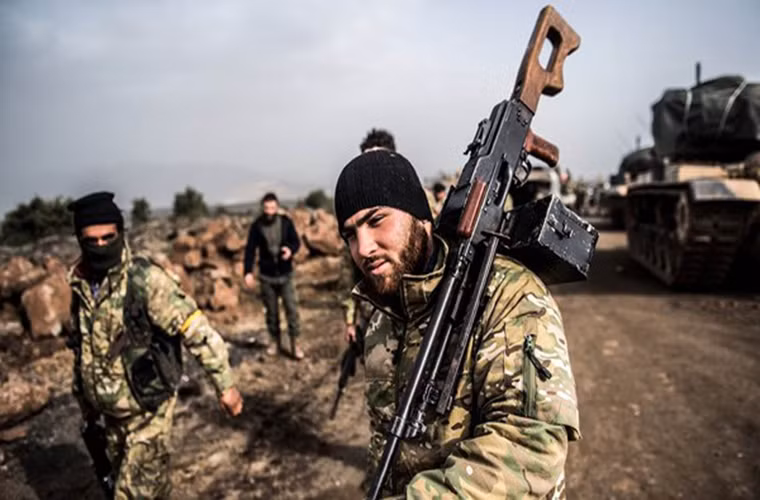 Được biết, hàng chục tay súng HTS đã bỏ mạng trong những cuộc oanh kích của Quân đội Syria nhằm vào căn cứ của nhóm khủng bố này tại thị trấn al-Latamineh và các ngôi làng al-Jisat, al-Janaberah, Hasraya và Kafr Zita. Ảnh: FNA.
