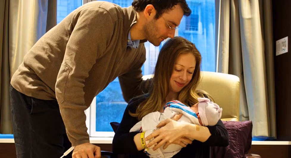 Ngày 31/7/2010, Chelsea kết hôn với Marc Mezvinsky ở Rhinebeck, thành phố New York. Hiện tại, cô đang có cuộc sống hạnh phúc bên chồng và hai con là bé Charlotte Clinton Mezvinsky (sinh năm 2014) và bé Aidan Clinton Mezvinsky (sinh năm 2016). Ảnh: AP.