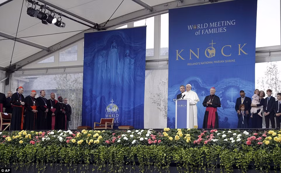 Trước đó cùng ngày, Giáo hoàng Francis đã có bài phát biểu về vấn đề lạm dụng tình dục trong chuyến thăm điện thờ Knock Shrine, Ireland.