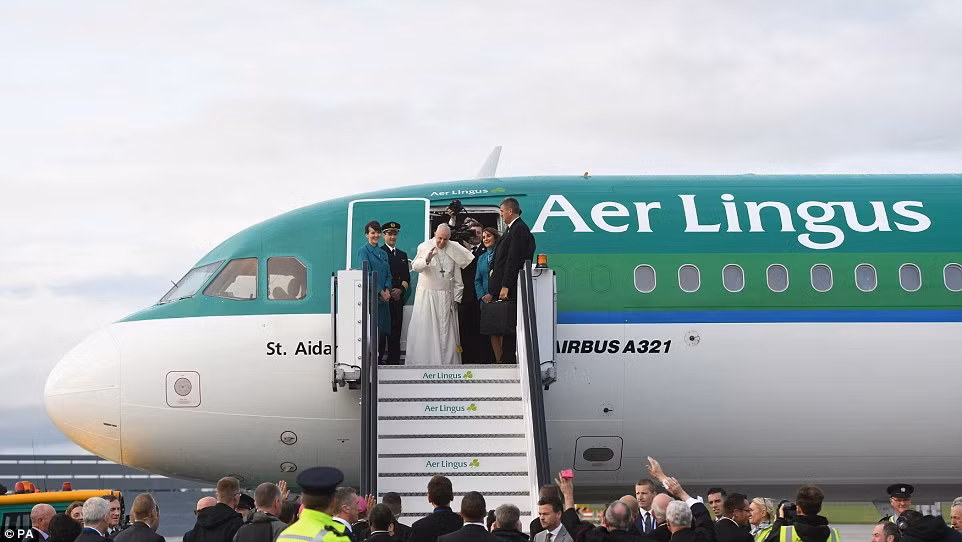 Sau buổi lễ tại công viên Phoenix, Đức Giáo hoàng Francis ra sân bay quốc tế Dublin để trở về Vatican, kết thúc chuyến thăm lịch sử tới Ireland.