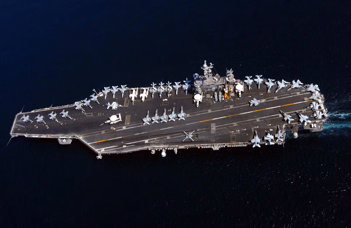 Tàu có thể chở theo nhiều loại máy bay như F/A-18 Hornet, EA-6B Prowler, MH-60R, MH-60S và E-2C Hawkeye. Các chiến đấu cơ của USS John C. Stennis được sử dụng để tiến hành tấn công, hỗ trợ mặt đất, bảo vệ hoặc vận chuyển Nhóm tác chiến, hàng hóa cũng như thực hiện phong tỏa đường biển hoặc đường hàng không. Ảnh: mcmahanphoto.com