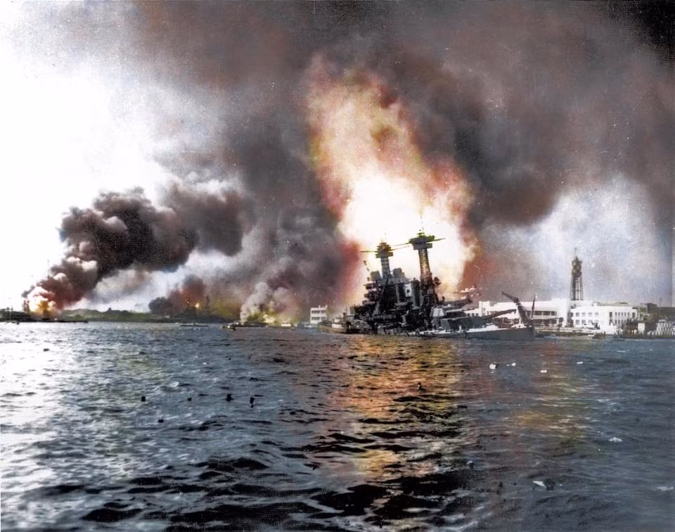 Tàu chiến USS California của Hải quân Mỹ chìm trên đảo Ford, Trân Châu Cảng, sau khi bị trúng bom của Quân đội Nhật Bản năm 1941.