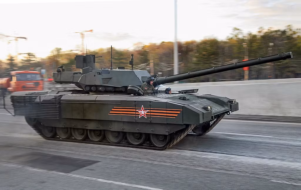 Xe tăng T-14 Armata, do công ty quốc phòng Uralvagonzavod thiết kế và phát triển từ năm 2009, được lắp đặt trên hệ thống xe bệ thiết giáp bánh xích hạng nặng thế hệ thứ tư Armata do Nga chế tạo. Ảnh: Wikipedia.