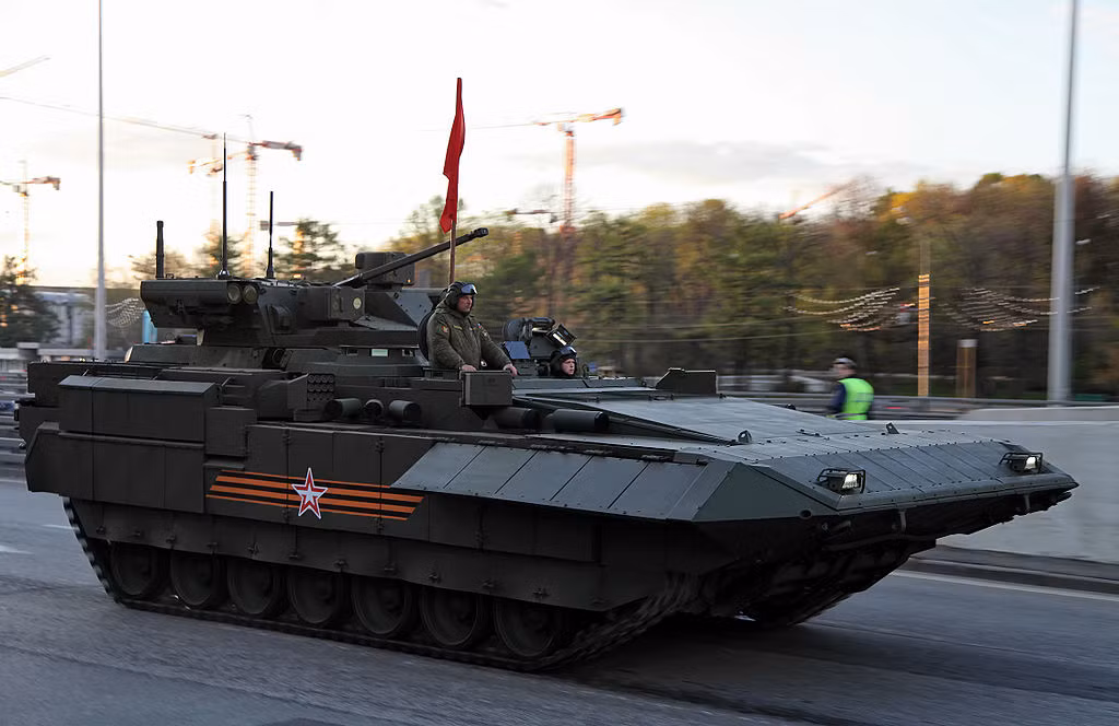 Trong khi đó, T-15 Armata là một loại xe chiến đấu bộ binh do Nga phát triển và sản xuất, lần đầu tiên được "ra mắt" vào năm 2015 trong đợt tập dượt cho cuộc duyệt binh Ngày Chiến Thắng ở thủ đô Moscow. Ảnh: Wikipedia.