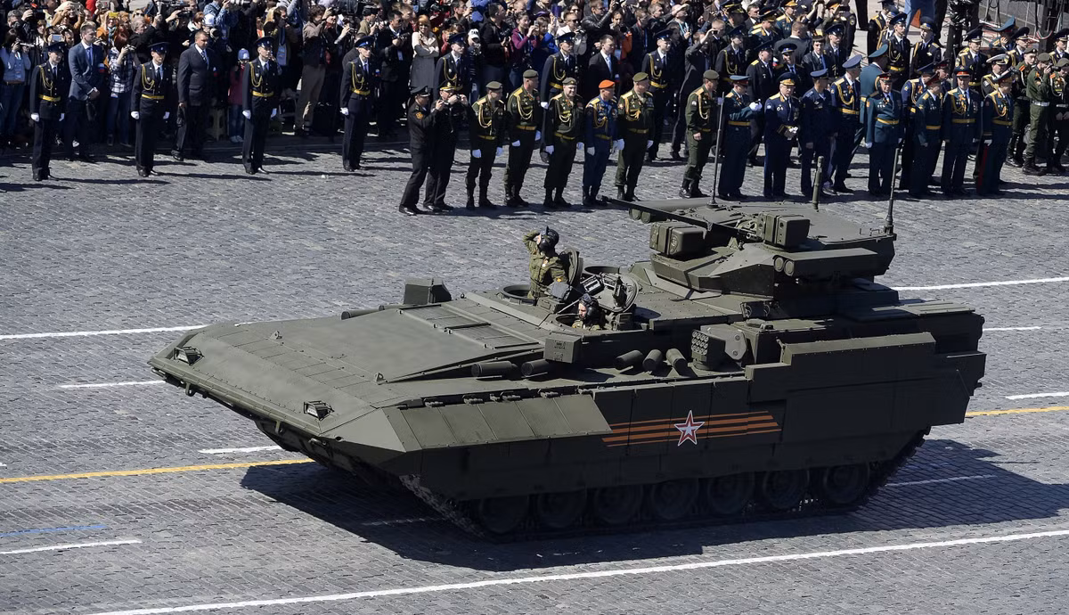 T-15 Armata có chiều dài 9,5 mét, rộng 3 mét, cao 3,5 mét, và trọng lượng chiến đấu là 45 tấn. Sử dụng động cơ 2B-12-3A công suất 1200 mã lực, T-15 Armata có thể đạt vận tốc tối đa 80 km/h và tầm hoạt động là 500 km trên đất liền. Ảnh: Sputnik.