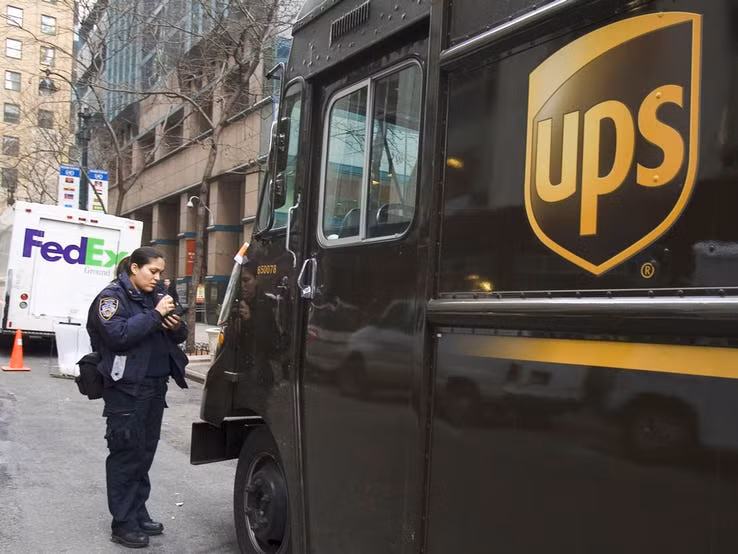 Nhiều công ty giao hàng như UPS và FedEx buộc phải trả một khoản tiền lớn để có được những chỗ đậu xe thuận tiện trên đường phố đông đúc ở New York.