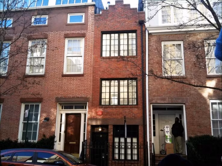 Tòa nhà 75 1/2 Bedford Street ở thành phố New York được xây dựng vào năm 1873 là ngôi nhà hẹp nhất New York và cũng là ngôi nhà nhỏ nhất nước Mỹ. (Nguồn: The Richest)
