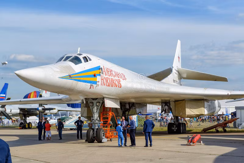 “Thiên nga trắng” Tu-160 dài 54 mét và trọng lượng cất cánh tối đa lên tới 275 tấn. Tu-160 sử dụng bốn động cơ phản lực cánh quạt đẩy đốt hai lần NK-32, nó có khả năng bay nhanh gấp 2 lần tốc độ âm thanh. Ảnh: Dreamstime.com.