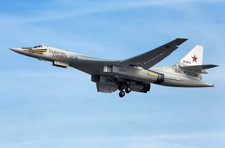 Đội bay Tu-160 gồm bốn người, bao gồm phi công, phi công phụ, sĩ quan điều khiển các hệ thống vũ khí và người điều hành các hệ thống phòng vệ, với các ghế phóng K-36DM. Ảnh: thedefensepost.com.