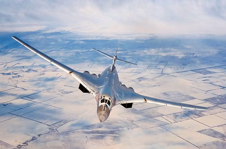 Thiên nga trắng Tu-160 có hai khoang chứa vũ khí có thể mang tối đa 40 tấn, gồm 12 tên lửa hành trình chiến lược, có khả năng mang đầu đạn hạt nhân như Kh-555 hay Kh-101/Kh-102 cùng các loại bom hạt nhân và bom thông thường khác. Ảnh: stmed.net.