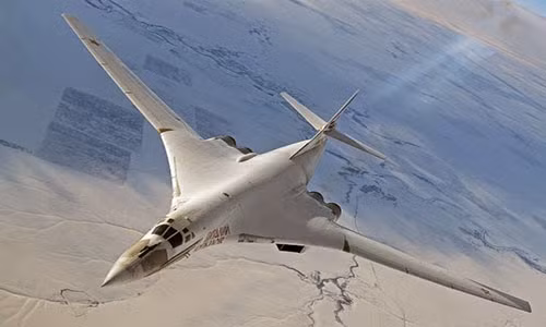 Ngoài ra, Tu-160 được trang bị một máy ngắm ném bom điện quang cùng các hệ thống phòng thủ điện tử (ECM) tích hợp chủ động và thụ động. Ảnh: militarywatchmagazine.com.