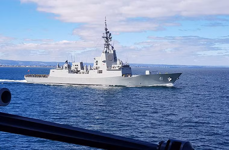 Được biết, Australia quyết định mua 3 chiến hạm lớp Hobart được phát triển trên cơ sở khu trục hạm F-100 của hãng chế tạo Navantia (Tây Ban Nha) từ năm 2007, với tổng giá trị hợp đồng lên tới 6,7 tỷ USD. Ảnh: RAN.