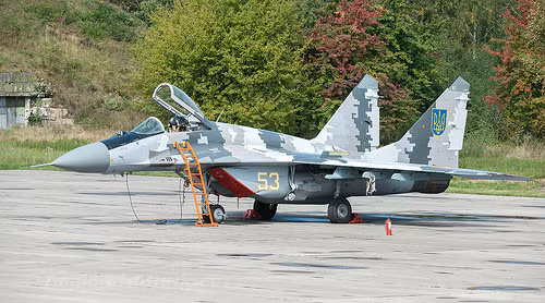 Ngoài hệ thống radar và định vị vệ tinh, những chiếc MIG-29MU1 sau nâng cấp có thể hỗ trợ phi công tăng khả năng theo dõi và ghi lại tốt hơn các thông số kĩ thuật của động cơ cũng như các hệ thống điện tử hàng không trên máy bay. Ảnh: Flickriver.