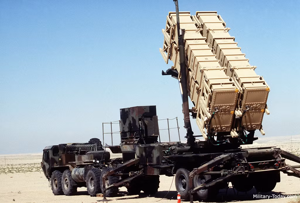 Theo Military, mỗi hệ thống di động của Patriot được trang bị 4 quả tên lửa đất đối không ở mỗi bệ phóng và mất 30 phút để chuẩn bị cho mỗi vụ phóng. Ảnh: MT.