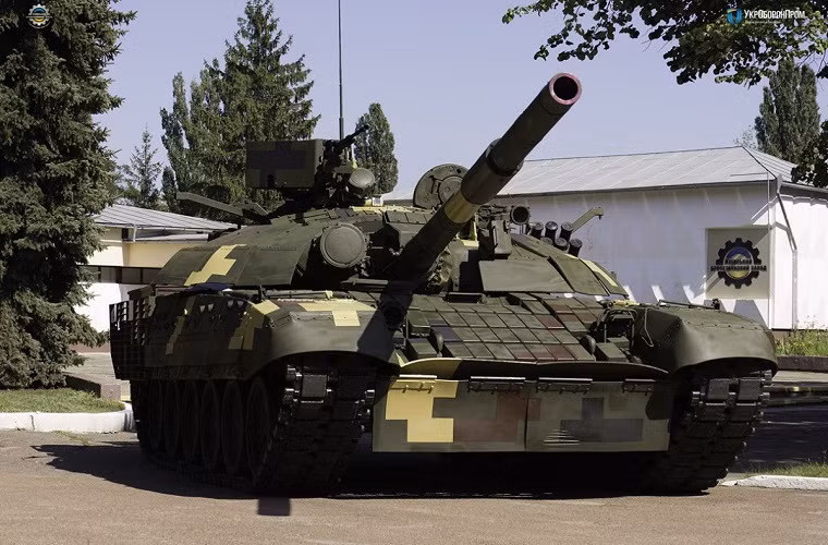 Xe tăng T-72AMT có chiều dài 9,5 mét, rộng 3,5 mét và cao 2,2 mét. Kíp điều khiển T-72AMT gồm 3 người, trong đó có 1 lái xe, một xạ thủ và một chỉ huy. Ảnh: Ukroboronprom.