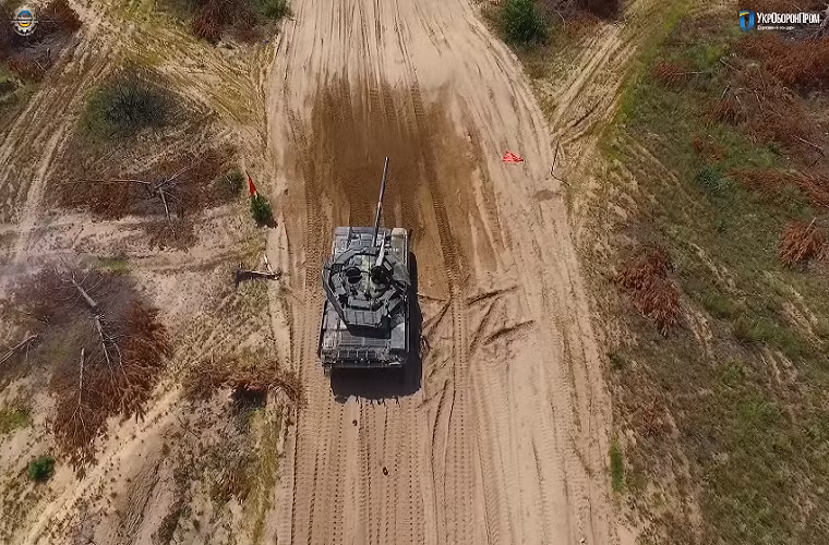 Được biết, T-72AMT là một biến thể nâng cấp của T-72A do nhà máy Kiev Armoured Plant sản xuất dành cho Lực lượng Vũ trang Ukraine. Sau khi được nâng cấp, T-72АМТ có khả năng phá hủy các loại phương tiện bọc thép của đối phương ở phạm vi lên tới 5 km, gấp đôi so với T-72A. Ảnh: Ukroboronprom.
