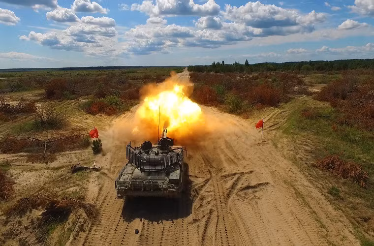 Trang Army Recognition dẫn thông báo từ Tập đoàn Ukroboronprom cho biết, xe tăng chiến đấu chủ lực T-72АМТ, do nhà máy Kiev Armoured Plant phát triển và sản xuất, đang trải qua đợt thử nghiệm bắn đạn thật tại một thao trường ở nước này. Ảnh: Ukroboronprom.