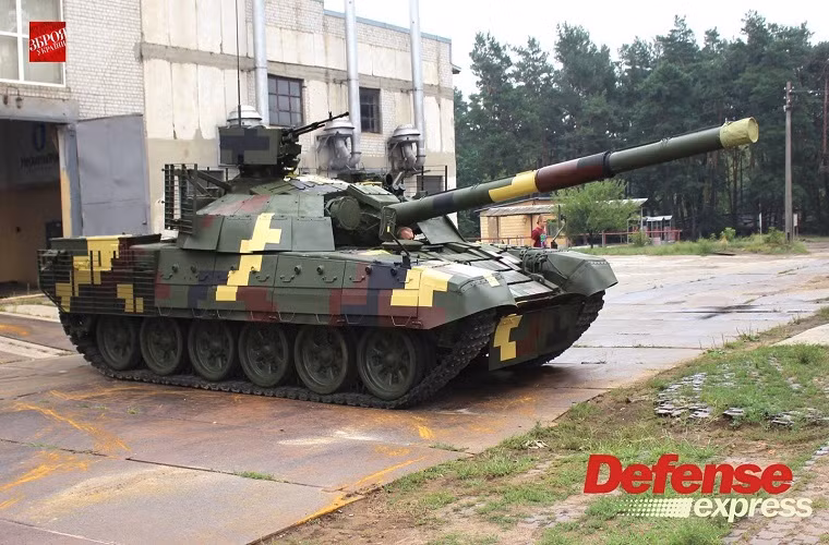Vũ khí chính của xe tăng T-72AMT phải kể đến pháo nòng trơn 2A46 125 mm, với tốc độ bắn 6 đến 8 viện đạn/phút. T-72AMT có thể sử dụng nhiều loại đạn khác nhau. Đặc biệt, tên lửa Combat mà xe tăng này sử dụng có khả năng xuyên qua lớp giáp dày 750 mm ở khoảng cách 5 km. Ảnh: Defense Express.