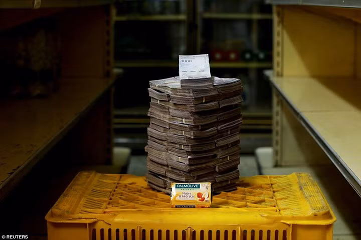 Lam phat o Venezuela: Luong thang khong du de mua 1kg thit-Hinh-10
