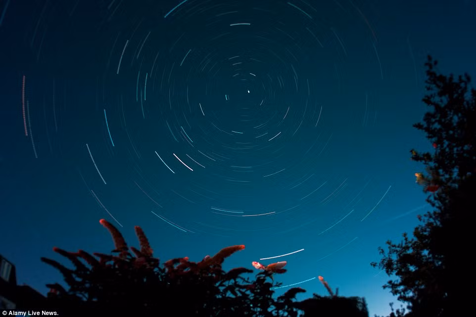 Hình ảnh mưa sao băng Perseids tuyệt đẹp được chụp bằng ống kính mắt cá vào hôm Chủ nhật (9/8) tại Wimbledon, London.