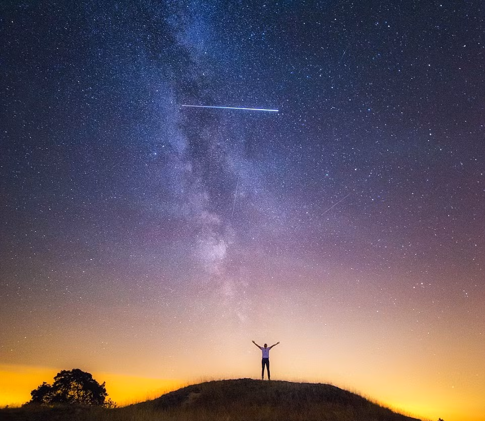 Rạng sáng ngày hôm nay (13/8), trận mưa sao băng Perseids đã đạt đến đỉnh điểm. Trong đợt mưa sao băng này (diễn ra trong khoảng từ 17/7 - 24/8, đạt cực điểm vào rạng sáng 12, 13 và 14/8), có rất nhiều nhiếp ảnh gia bắt được những khoảnh khắc tuyệt đẹp của trận mưa sao băng được mong chờ nhất năm. Trong ảnh là mưa sao băng Perseids được chụp bởi Albert Dros.