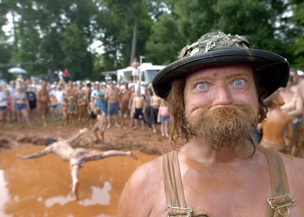 Redneck Games, Georgia, Mỹ là một cuộc thi kỳ lạ thường diễn ra vào mùa hè, tham gia cuộc thi các thí sinh sẽ phải nhảy xuống hố bùn, chơi nhạc bằng nách, phun hạt dưa hấu...