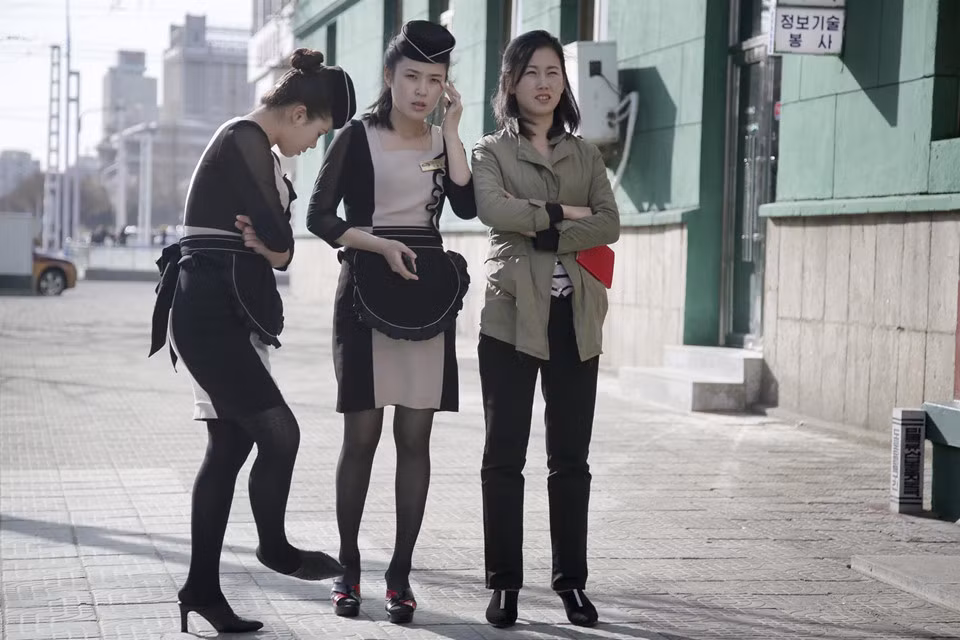 Dù Triều Tiên vẫn được nhìn nhận như đất nước với kỷ luật hà khắc bậc nhất thế giới, giới trẻ Bình Nhưỡng ngày nay có cuộc sống khá thoải mái. Các cô gái có thể mặc áo khoác bó và váy "không-quá-ngắn" ra đường. Ảnh: AP.