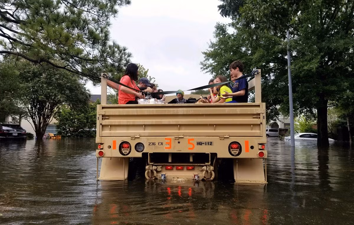 Lực lượng Vệ binh Quốc gia của bang Texas chở người dân qua con phố ngập lụt ở Houston ngày 28/8/2017. Ảnh: BI.