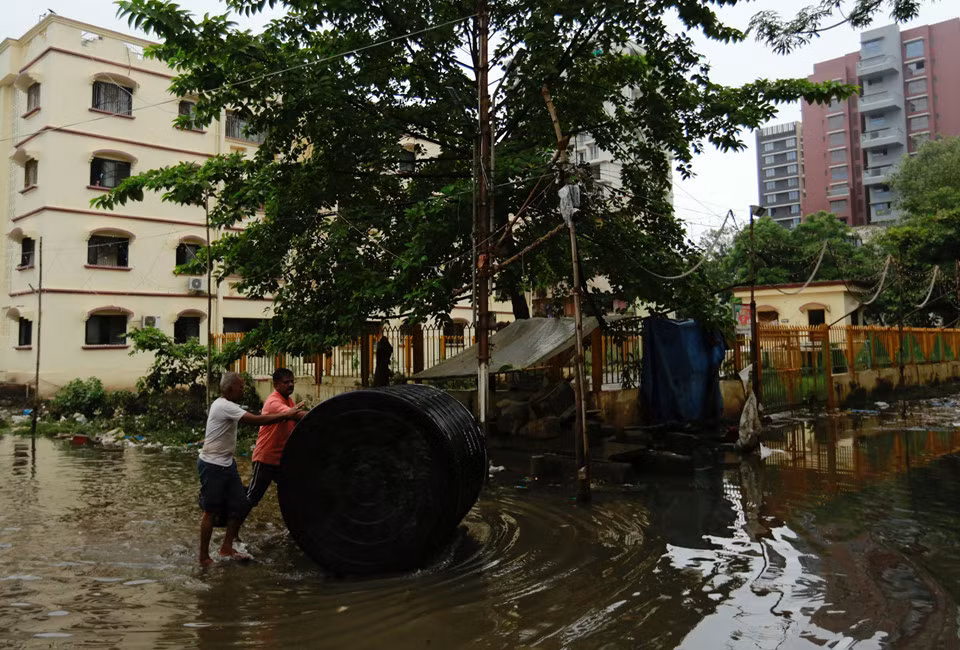 Mưa lớn trong nhiều ngày khiến tình trạng ngập lụt tại thành phố Mumbai của Ấn Độ trở nên tồi tệ. Ngày 29/8, chính quyền thành phố buộc phải sơ tán hàng nghìn người trước khi mực nước tiếp tục dâng cao.