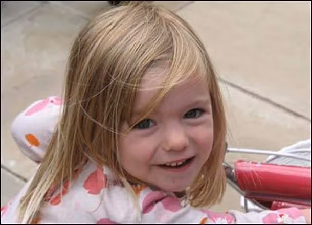 Năm 2007, bé Madeleine McCann cùng gia đình đi nghỉ mát ở Bồ Đào Nha. Sau khi cho con ngủ, bố mẹ của Madeleine đi ăn tối cách đó khoảng 55 mét. Tuy nhiên, khi họ trở về thì phát hiện Madeleine đã biến mất. Một cuộc điều tra đã được tiến hành nhưng không có kết luận gì về vụ mất tích kỳ lạ này. Ảnh: List25.