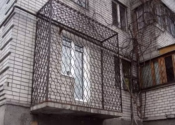 Ban công giống như một chiếc lồng sắt. Ảnh: ER.
