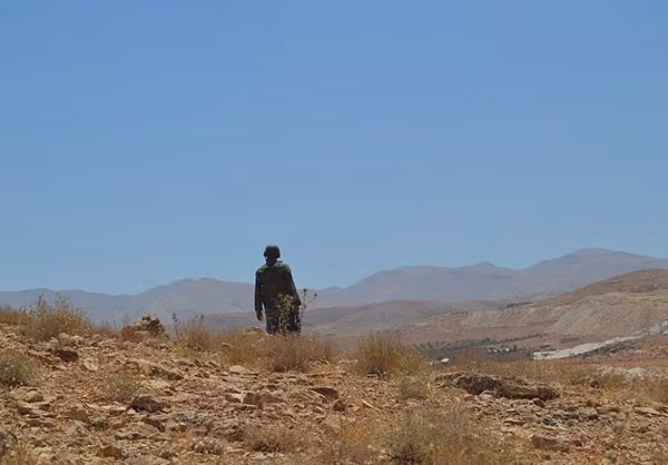Nguồn tin tiết lộ, quân đội Lebanon tiếp tục chiến dịch quân sự chống IS tại các cao điểm Arsal, Ra'as Ba'albak và al-Qa'a ở khu Sahalat Khirbet Davoud và Zohor Wadi al-Tineh, qua đó giải phóng thêm vùng đất rộng 30 km2. Ảnh: FNA.