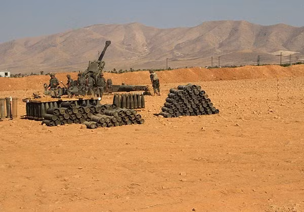 “Lực lượng Lebanon tấn công các trại tập trung của tổ chức khủng bố IS tại các cao điểm Ra'as Ba'albak và al-Qa'a trong ngày thứ ba liên tiếp của chiến dịch quân sự Fajr al-Faroud”, truyền thông đưa tin hôm 21/8. Ảnh: FNA.