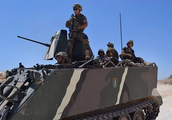 Lực lượng Lebanon trên xe quân sự tham gia vào chiến dịch chống khủng bố IS ở biên giới với Syria. Ảnh: FNA.