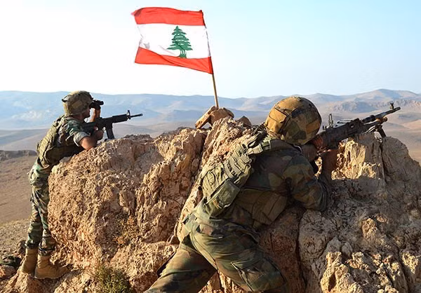 Các binh sĩ Lebanon ngắm bắn nhóm khủng bố IS trên chiến trường. Ảnh: FNA.