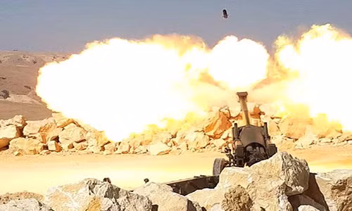 Hãng Fars (Iran) đưa tin, quân đội Lebanon tấn công dữ dội IS tại các cao điểm Ra'as Ba'albak và al-Qa'a ở khu vực biên giới với Syria. Ảnh: FNA.