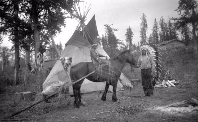 Một em nhỏ cưỡi ngựa ở khu trại Nakoda gần Banff, Alberta, đầu những năm 1930. Ảnh: VT.