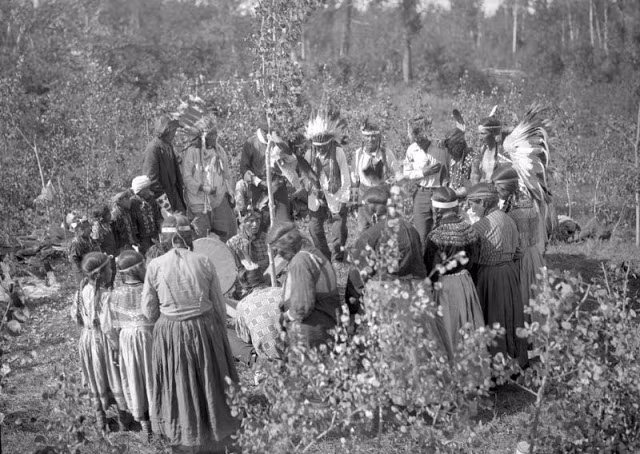 Nam giới, phụ nữ và trẻ em tham gia một buổi lễ ở Bắc Saskatchewan vào đầu những năm 1930. Ảnh: VT.