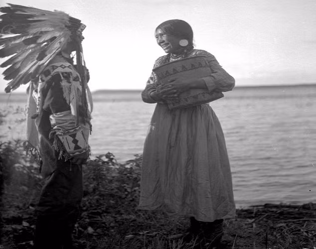 Cặp đôi trẻ đứng trò chuyện gần hồ nước ở Bắc Saskatchewan hàng chục năm về trước. Ảnh: VT.