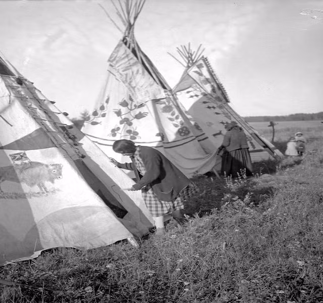 Những túp lều được dựng lên ở Nam Saskatchewan. Ảnh: VT.