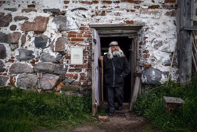 Cư dân Warden Vyacheslav Stolyarov ở đảo Lớn, thuộc quần đảo Solovetsky.