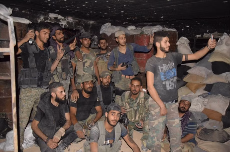 Trước đó, ngày 10/8, quân đội Syria đã tấn công vào các căn cứ của phiến quân ở phía nam Ayn Tarma, nhanh chóng giành lại quyền kiểm soát một dãy nhà ở phía bắc trạm bơm Sunbul. Ảnh: AMN.