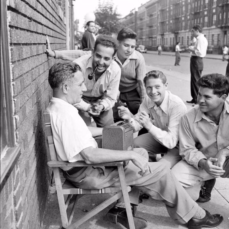 Những người đàn ông nghe đài radio trên một con phố ở Brooklyn vào khoảng năm 1960. Ảnh: ATI.