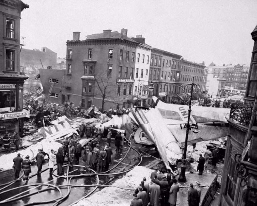 Hiện trường vụ rơi máy bay ở khu Park Slope, phía tây bắc Brooklyn, thành phố New York, hồi tháng 12/1960. Ảnh: ATI.